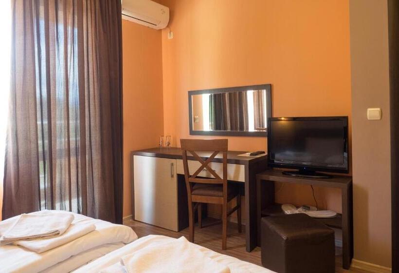 جناح جونيور مطل على المدينة, City Blagoevgrad Family