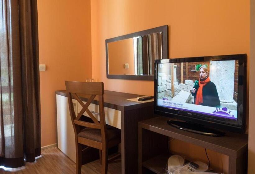 جناح جونيور, City Blagoevgrad Family