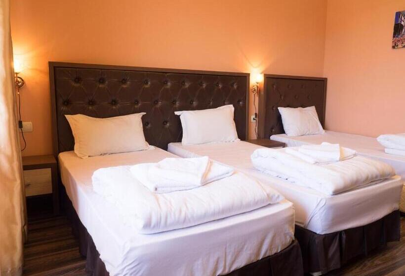 جناح جونيور, City Blagoevgrad Family