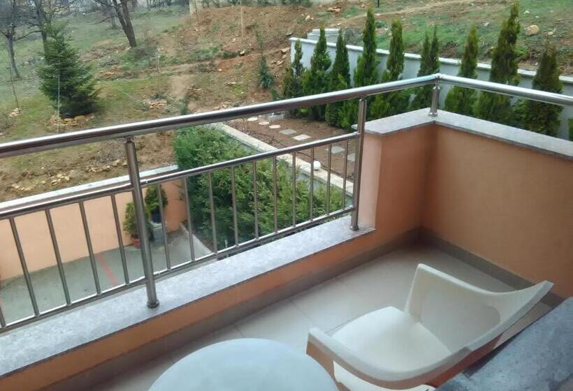 جناح جونيور مطل على المدينة, City Blagoevgrad Family