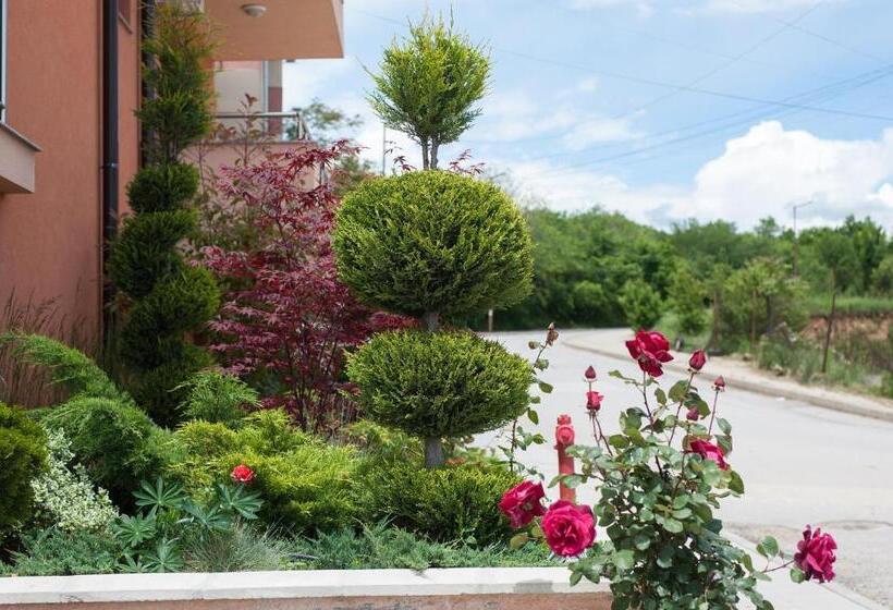 جناح جونيور مطل على المدينة, City Blagoevgrad Family