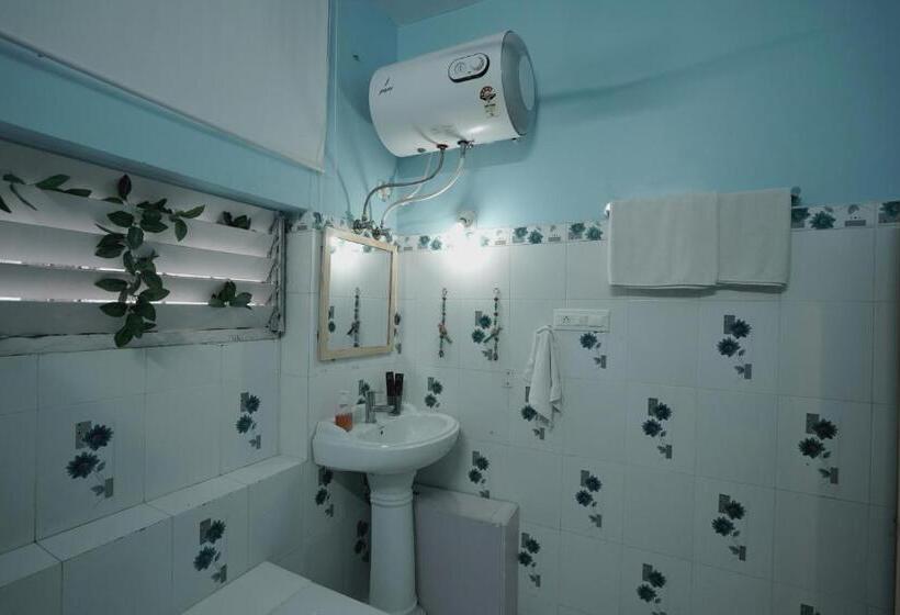 Suite with lake view, Devendragarh Palace   Luxury Paying Guest House