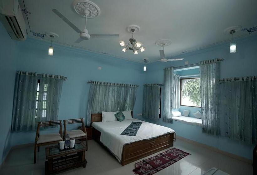 Suite with lake view, Devendragarh Palace   Luxury Paying Guest House