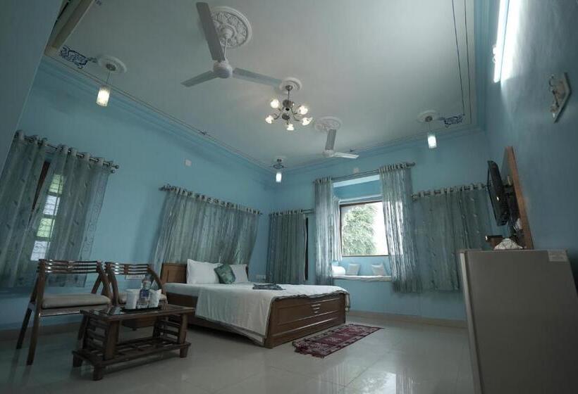 Suite with lake view, Devendragarh Palace   Luxury Paying Guest House