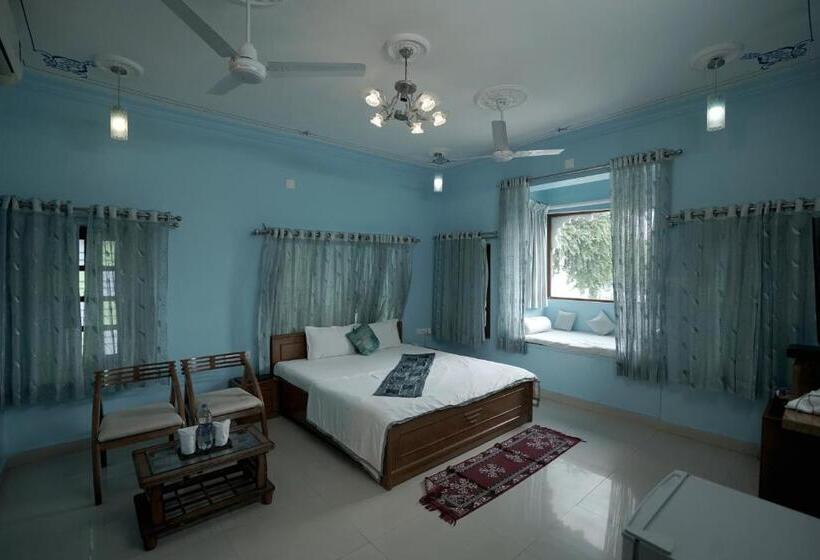 Suite with lake view, Devendragarh Palace   Luxury Paying Guest House