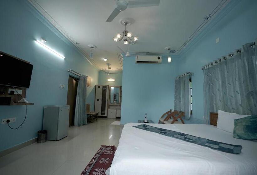 Suite with lake view, Devendragarh Palace   Luxury Paying Guest House