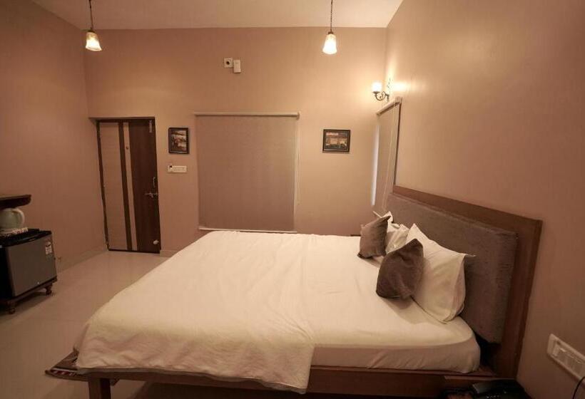 Quarto Deluxe, Devendragarh Palace   Luxury Paying Guest House