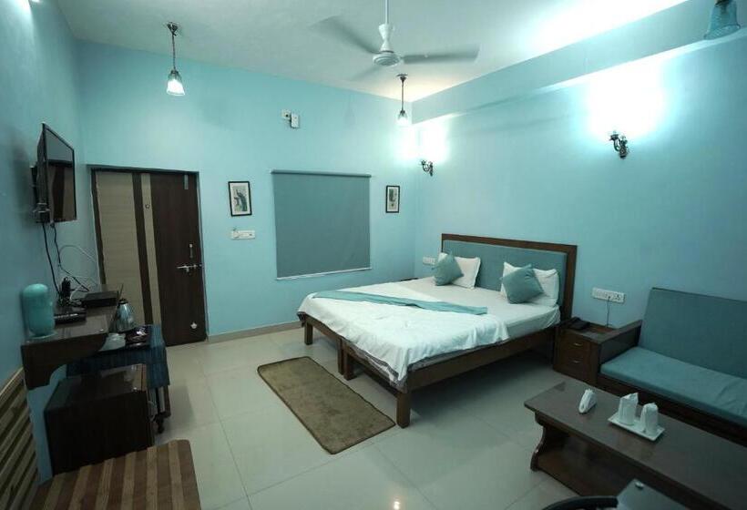 Suite with lake view, Devendragarh Palace   Luxury Paying Guest House