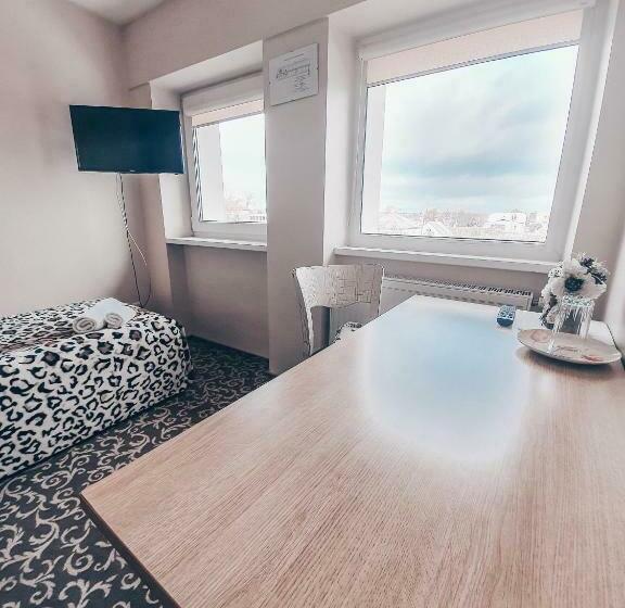 اتاق استاندارد یک نفره, Pervaža