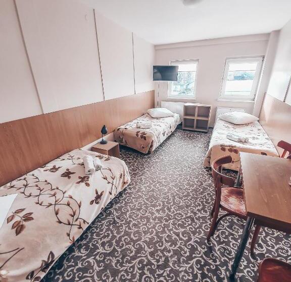 اتاق استاندارد سه نفره, Pervaža