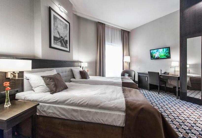 חדר דלוקס, Red Baron Hotel & Restaurant