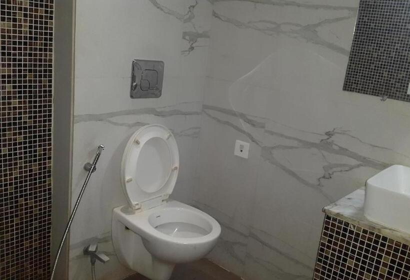 חדר משפחתי, Shalimar Palace