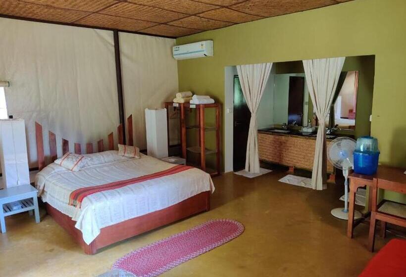 Standard Tent, Jungle Hut