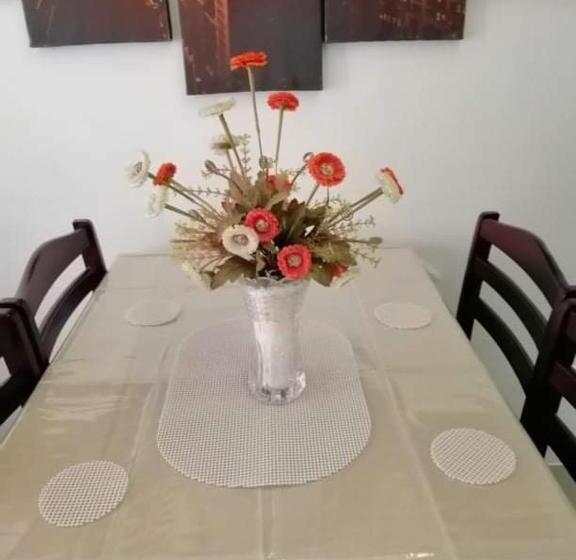 اتاق خانوادگی, 12  A Portovita North Tower