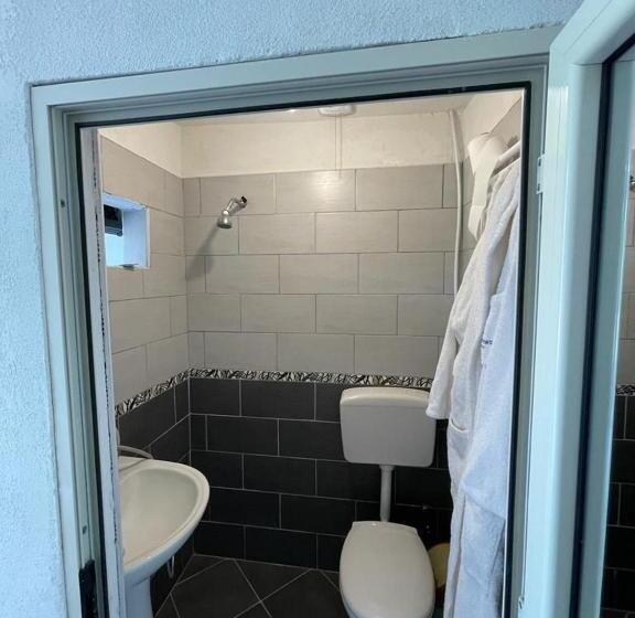 マウンテンビュースタンダードルーム, Kelmendi