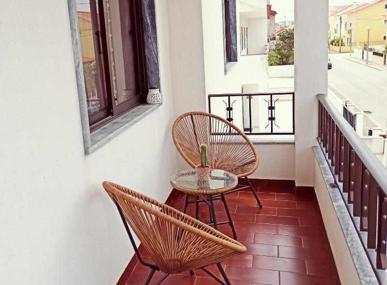 جناح مزوَّد بشرفة, Supertubos House Peniche