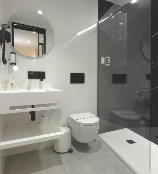 اتاق استاندارد سه نفره, La Milagrosa