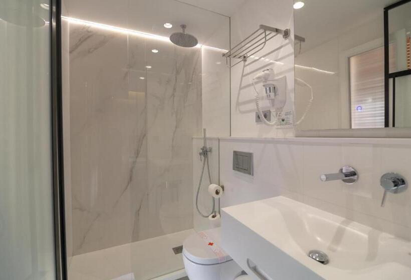 اتاق سوپریور سه تخته, La Milagrosa