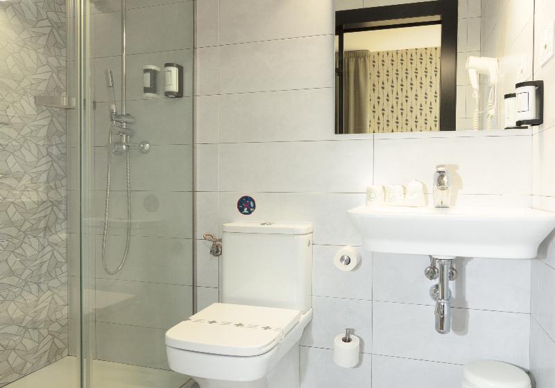 اتاق استاندارد سه نفره, La Milagrosa