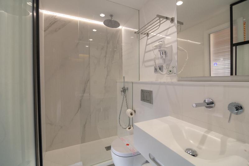 اتاق سوپریور سه تخته, La Milagrosa