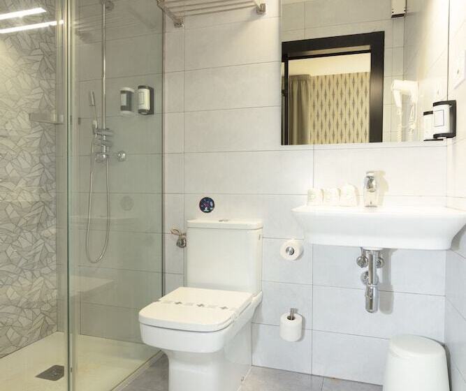 اتاق استاندارد سه نفره, La Milagrosa