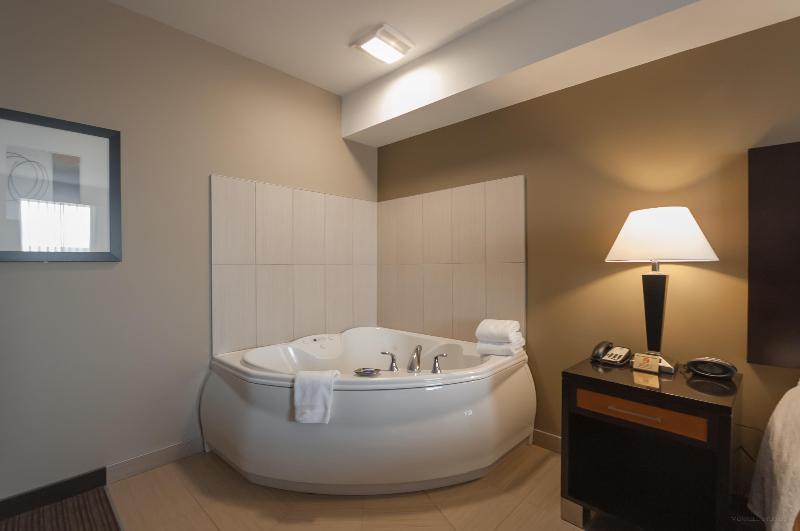 מיטת קינג בסוויטה, Best Western Plus Moose Jaw