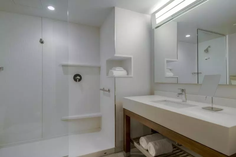 Standard-huone King-vuode, Courtyard By Marriott Winnipeg Airport
