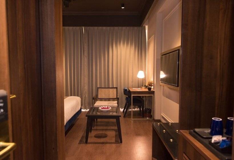 Camera Deluxe, Historia Royal