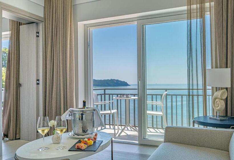 小型套房, Summit