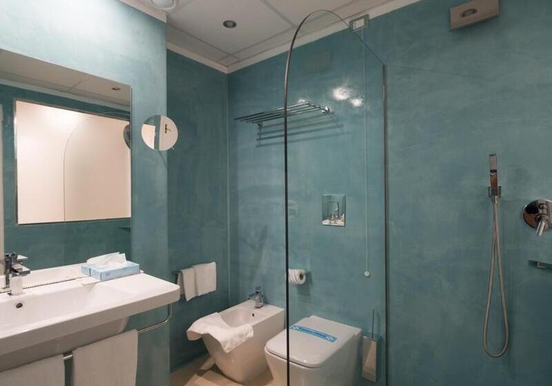 小型套房, Summit