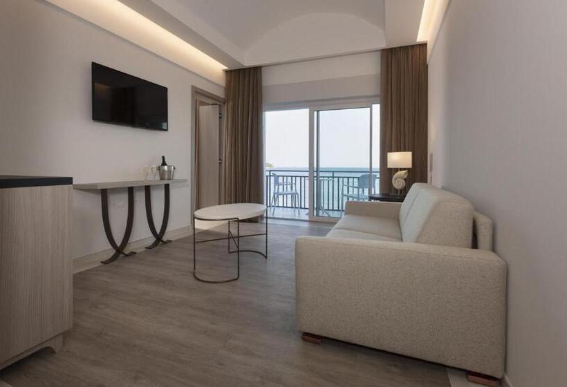 小型套房, Summit