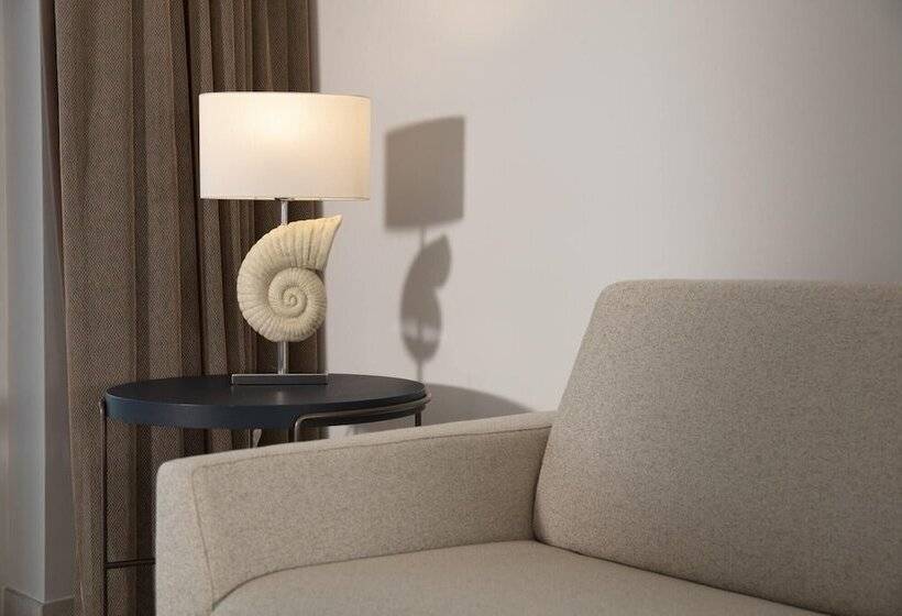 小型套房, Summit