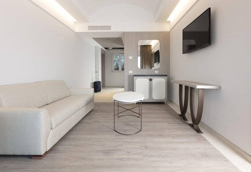 小型套房, Summit