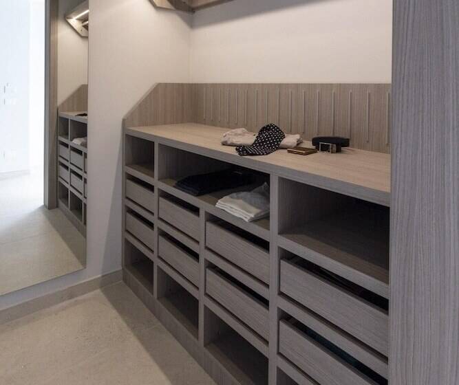 小型套房, Summit