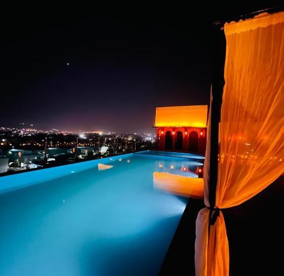 Suite Letto King, Historia Royal