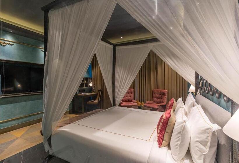 Suite Letto King, Historia Royal