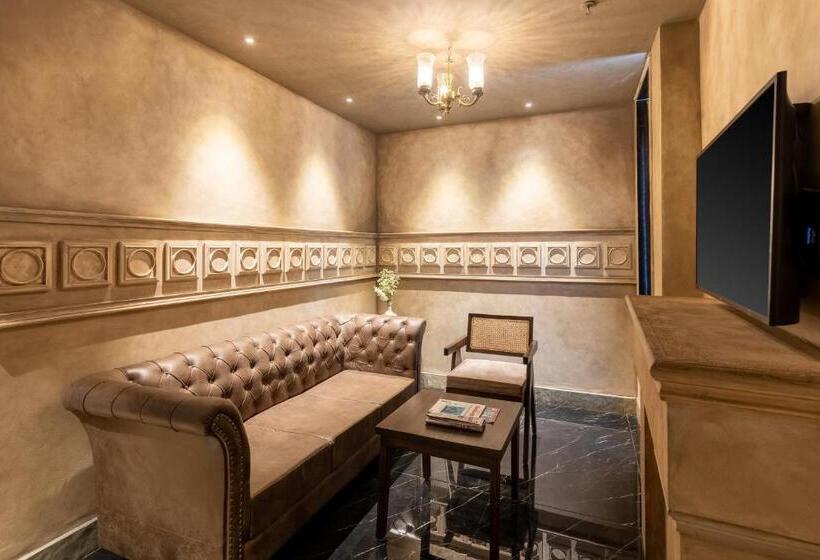 Suite Letto King, Historia Royal