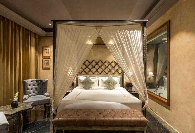 Suite Letto King, Historia Royal