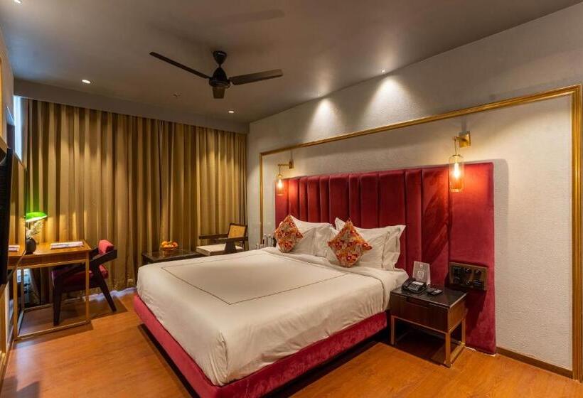 Camera Deluxe, Historia Royal