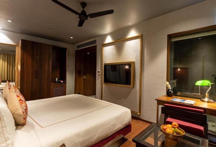 Camera Deluxe, Historia Royal