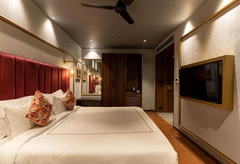 Camera Deluxe, Historia Royal