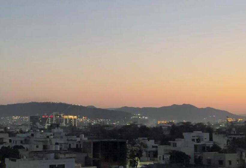 Camera Standard Letto King, Historia Royal