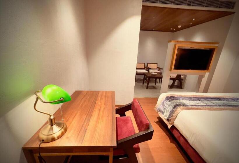 Camera Standard Letto King, Historia Royal