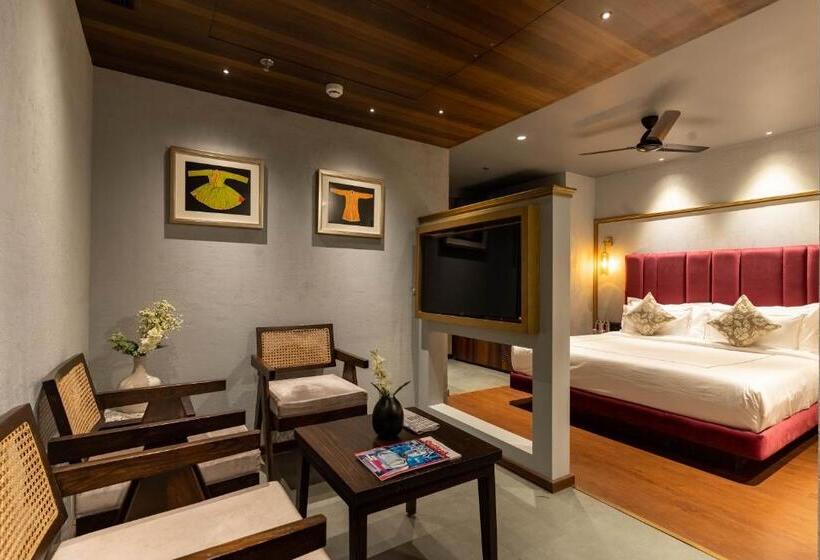 Camera Standard Letto King, Historia Royal