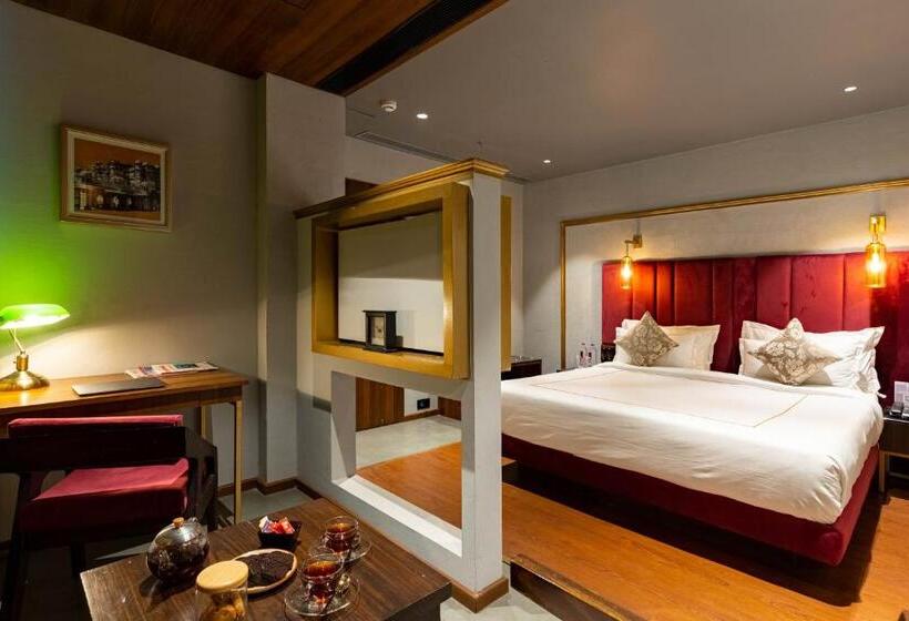 Camera Standard Letto King, Historia Royal