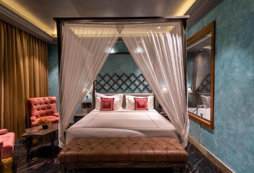 Suíte Cama King, Historia Royal