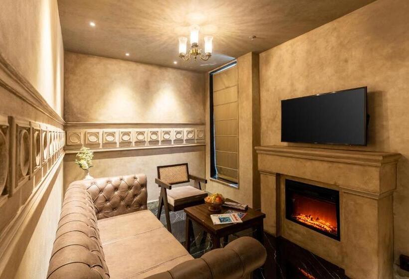 Suite Letto King, Historia Royal