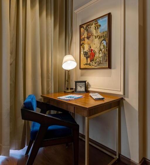 Camera Deluxe, Historia Royal