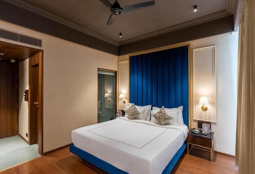 Camera Deluxe, Historia Royal