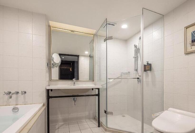 اتاق لوکس, Lakeshore Hotel Metropolis